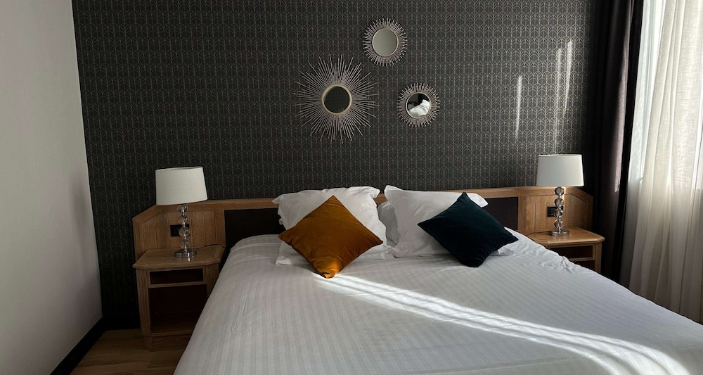 Standard Room, 1 King Bed, Non Smoking - Photo 3