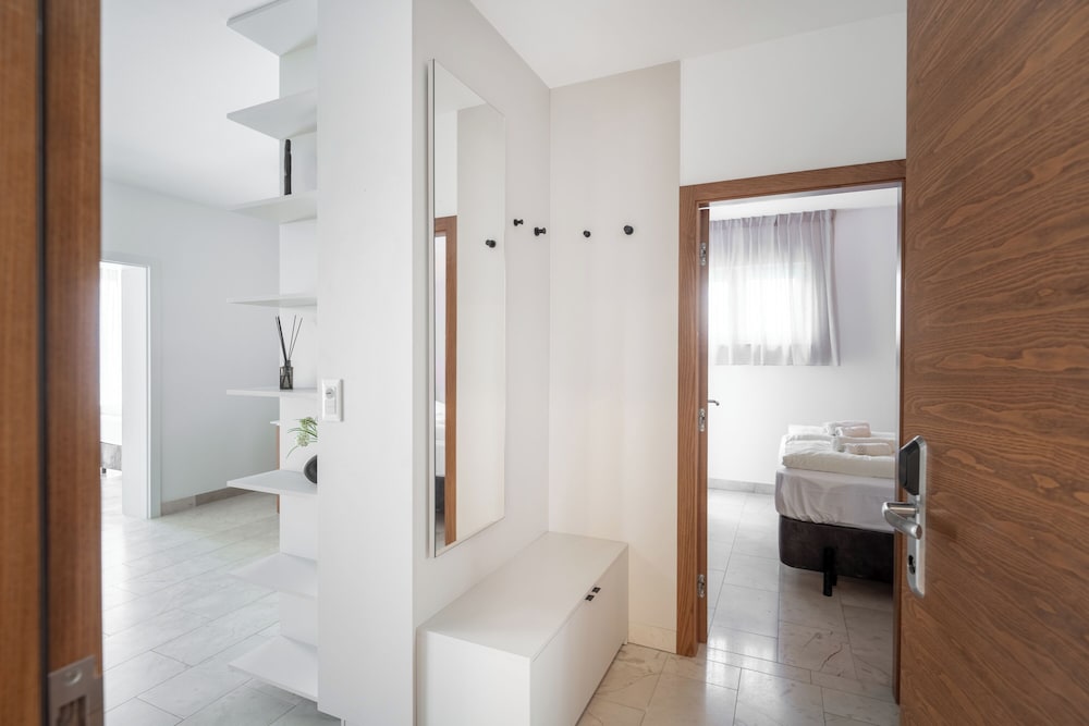 Panoramic Apartment, 1 Bedroom, Pool Access, Beachside
