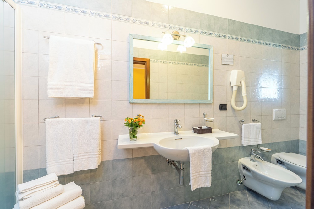 Family Room, 2 Bedrooms - Photo 18