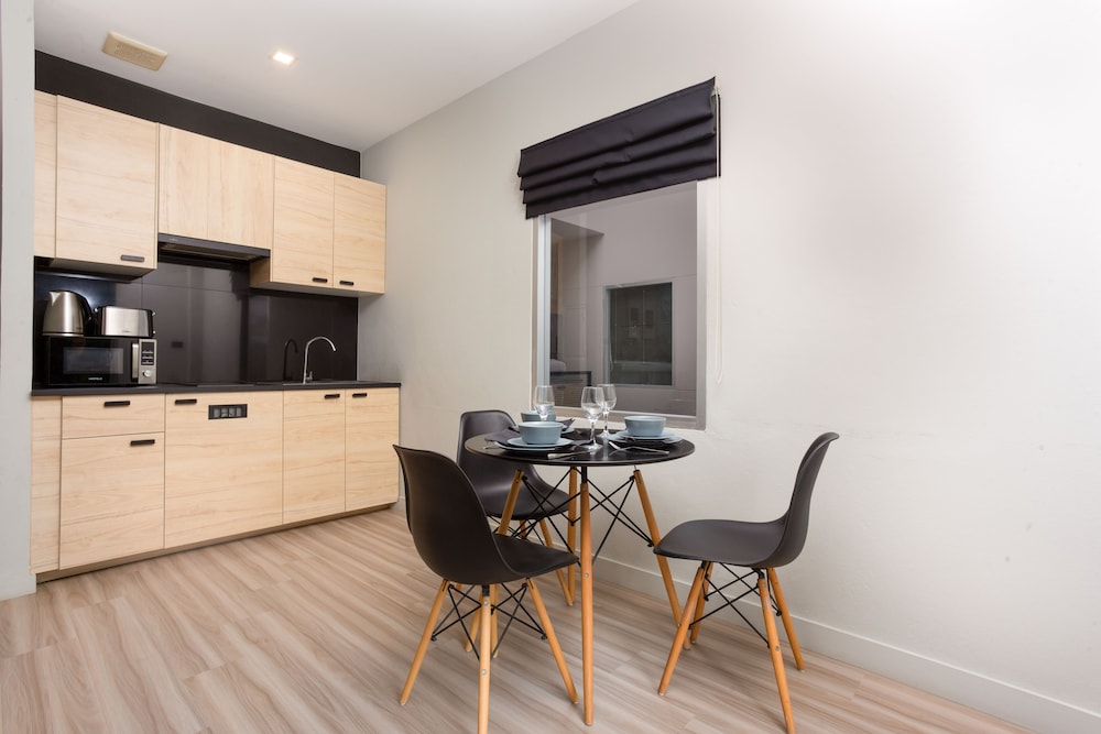 Two Bedroom Balcony Apartment - Photo 17