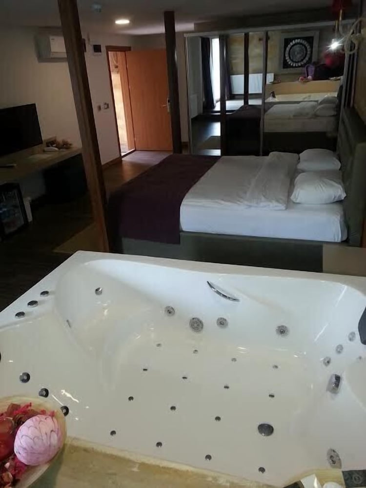 Royal Room, Hot Tub photo 3