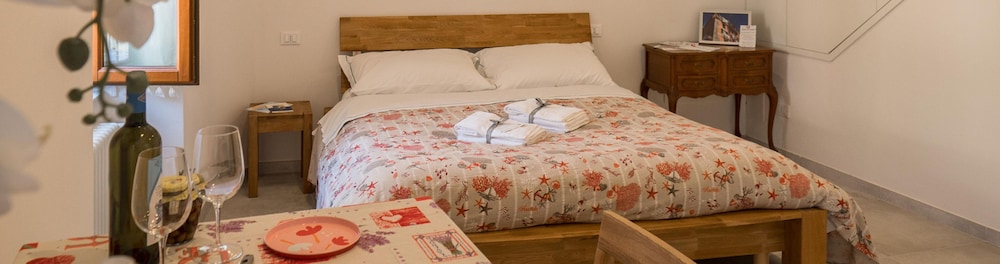 Deluxe Studio, 1 Queen Bed, Kitchenette (2)