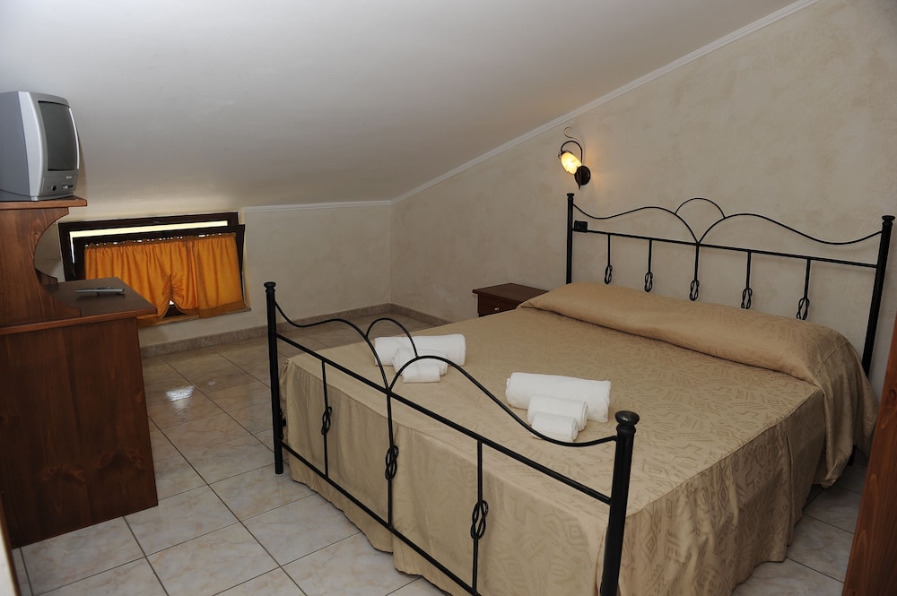 Double Bedroom With Attic Ceiling