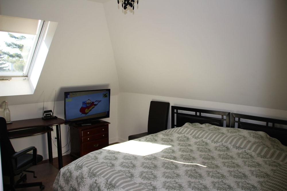 Standard Room, 1 Queen Bed, Shared Bathroom photo 1