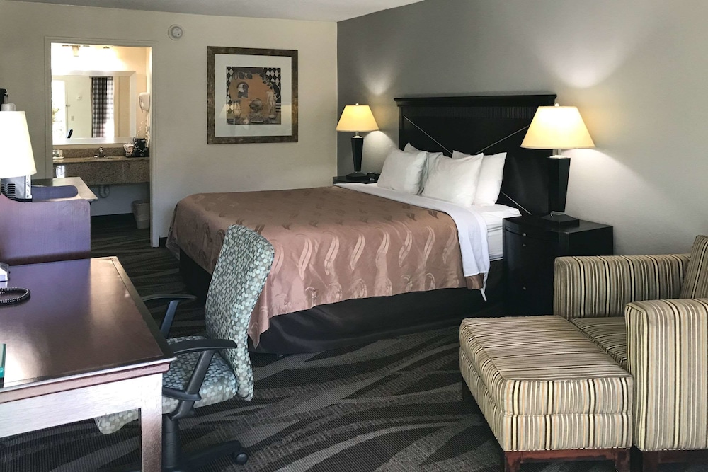 Standard Room, 1 King Bed, Non Smoking - Photo 2