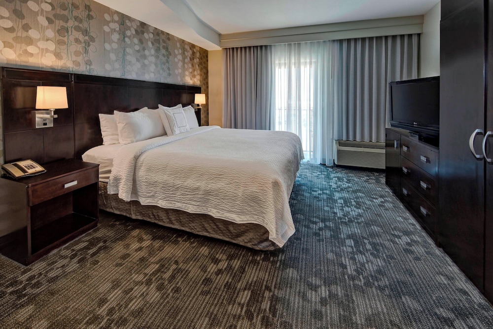 Room, 1 King Bed with Sofa bed (Mobility/Hearing Accessible, Tub) photo 3