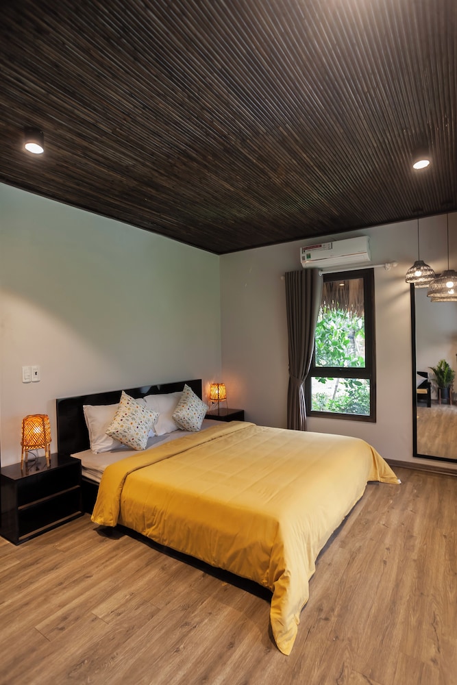 Deluxe Room, 1 King Bed, Balcony, Mountain View