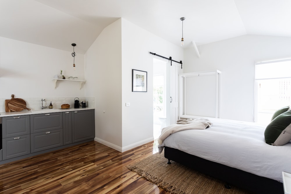Deluxe Studio Suite, 1 King Bed photo 1