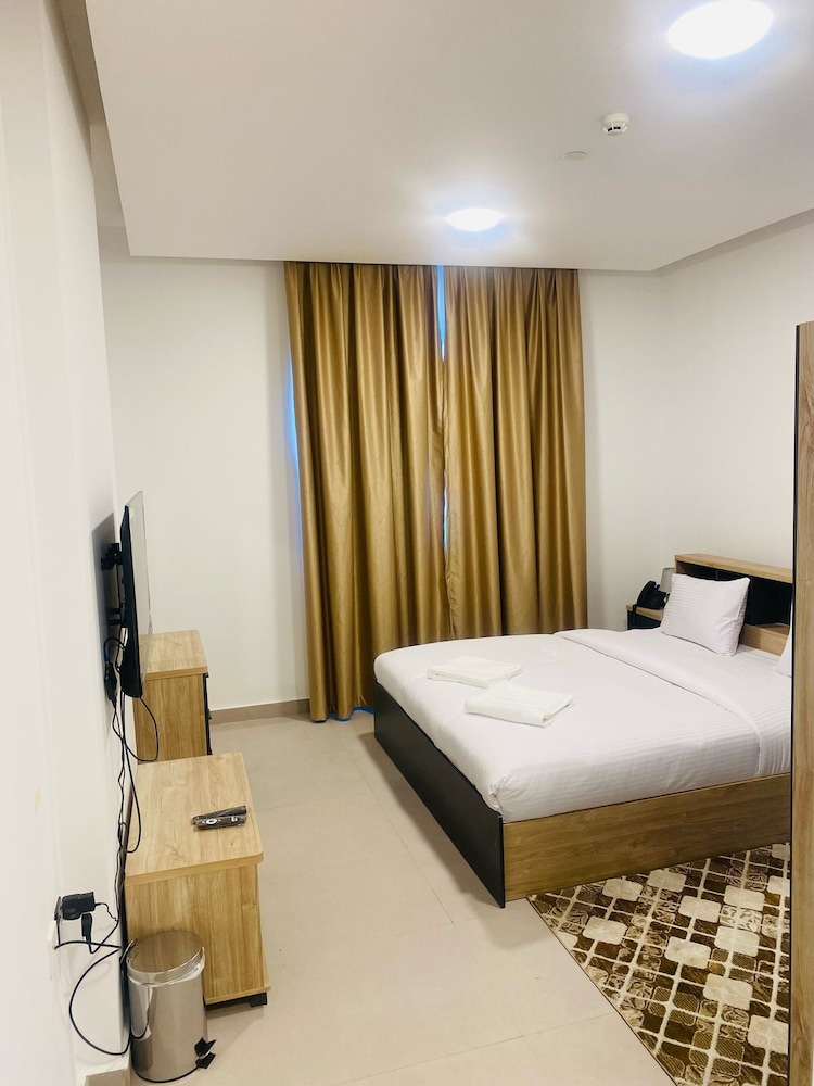Deluxe Studio Suite, City View
