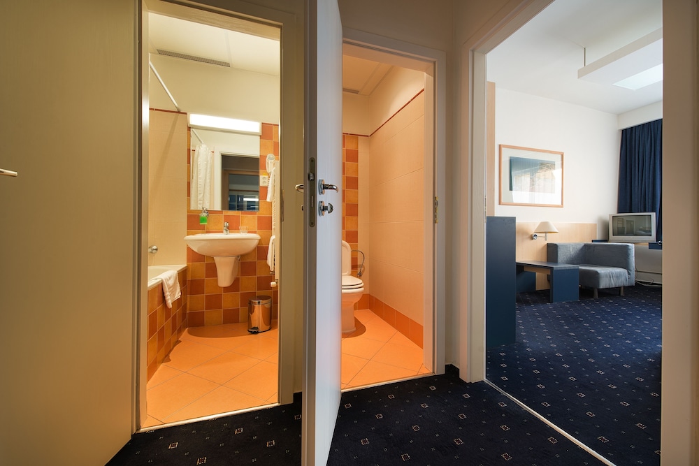 Comfort Triple Room, City View - Photo 8