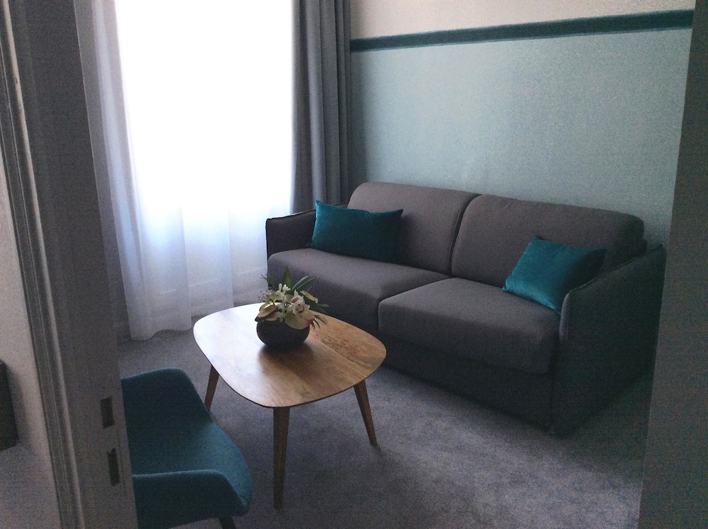 Suite, 1 King Bed, Non Smoking, Balcony (Living Room;Twin bed on request) - Photo 4