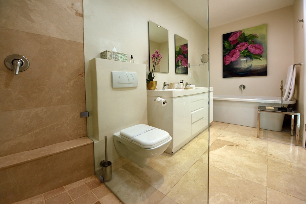 Superior Suite - Photo 7