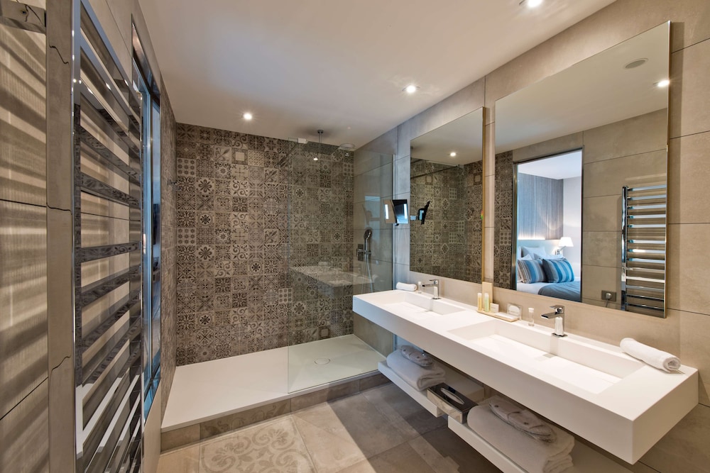 Junior Suite, Multiple Beds, Kitchen - Photo 6