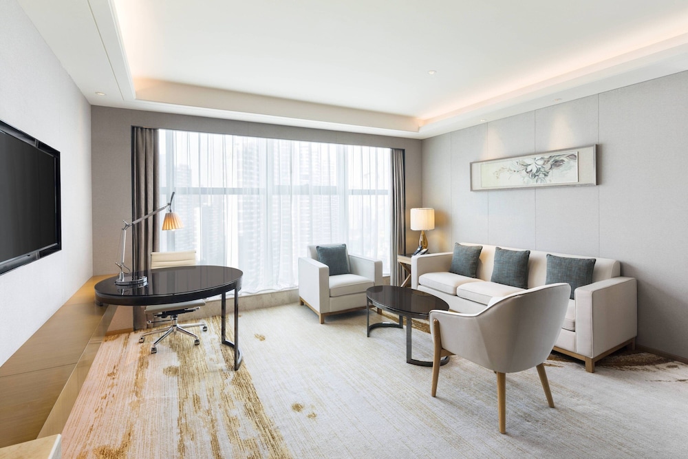 Deluxe Suite, 1 King Bed, City View