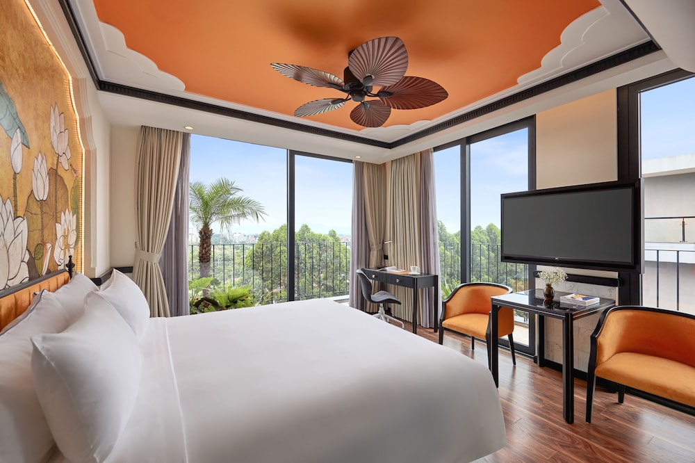 Deluxe Studio, 1 Queen Bed, City View