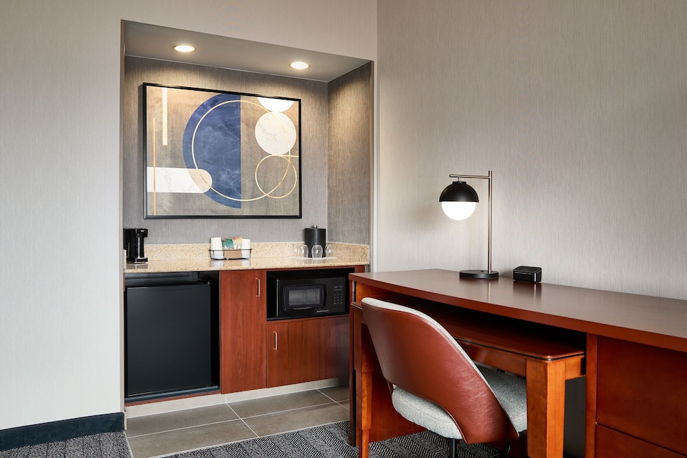 Suite, 1 Bedroom, Balcony - Photo 4