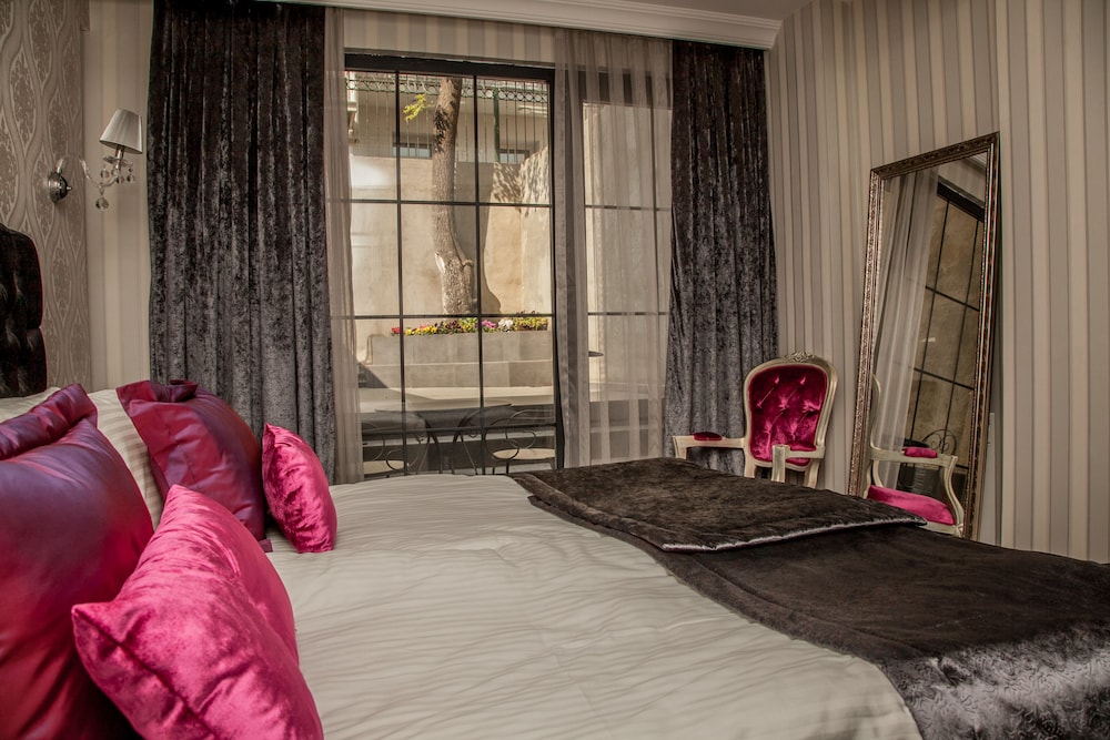 Deluxe Room, 1 King Bed, Patio photo 1