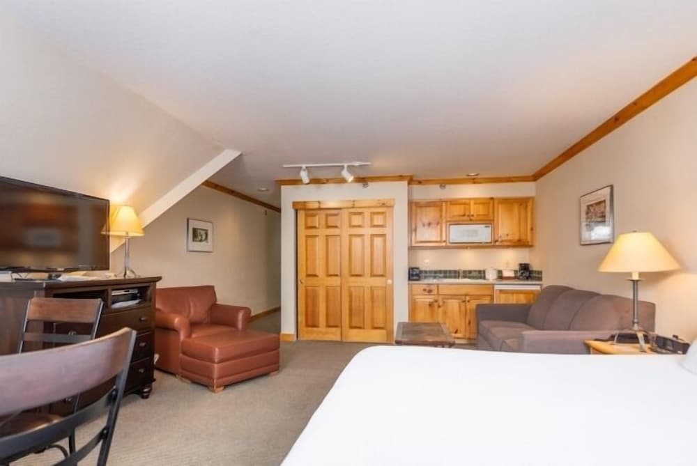 Room, 1 King Bed with Sofa bed (Selkirk) photo 3
