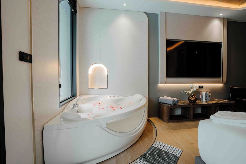 Sunken Pool Access with Jacuzzi - Photo 3