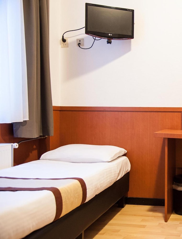Standard Twin Room (Private Bathroom) photo 2