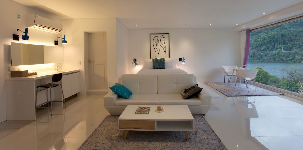 Room (V 302) photo 1