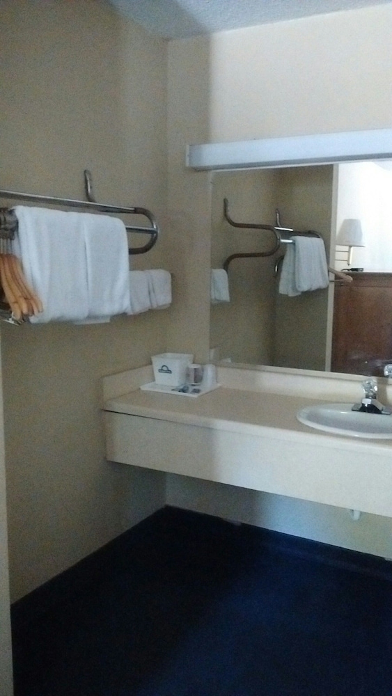 Room, 1 King Bed, Smoking photo 2