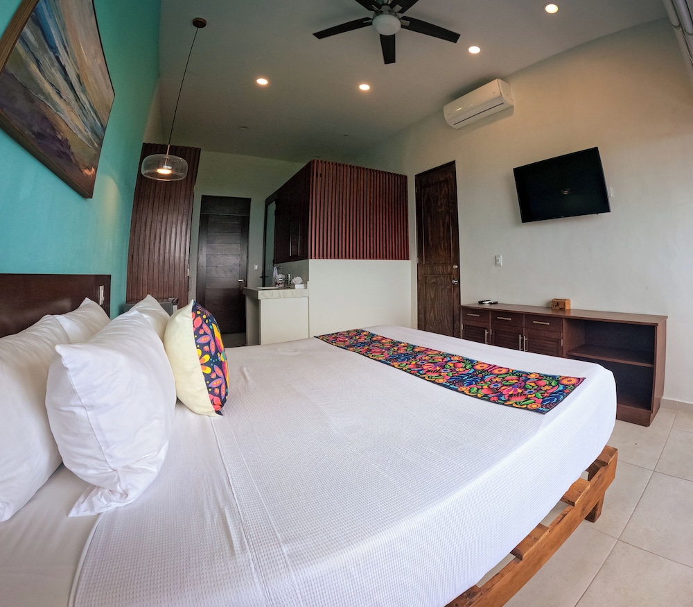 Family Room, Ocean View - Photo 4