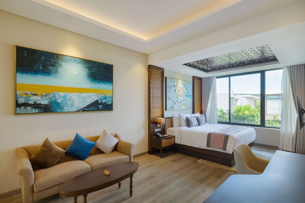Deluxe Room, 1 King Bed, Non Smoking - Photo 4