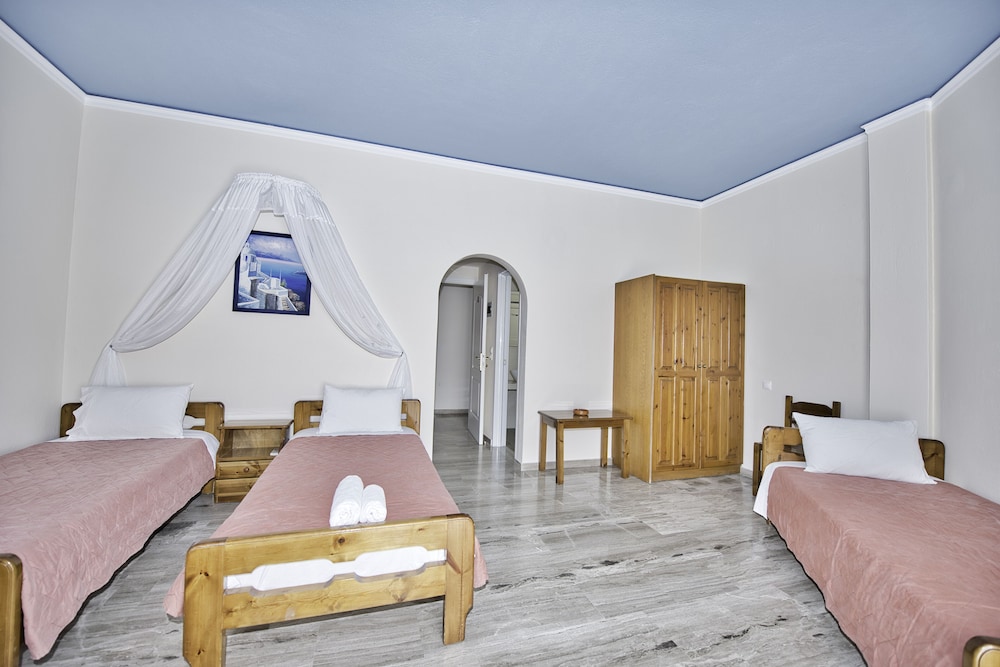 Studio, 3 Twin Beds
