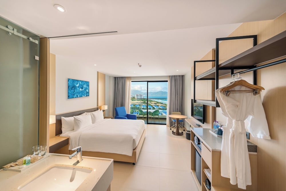 Standard Studio, 1 Queen Bed, Partial Sea View photo 1