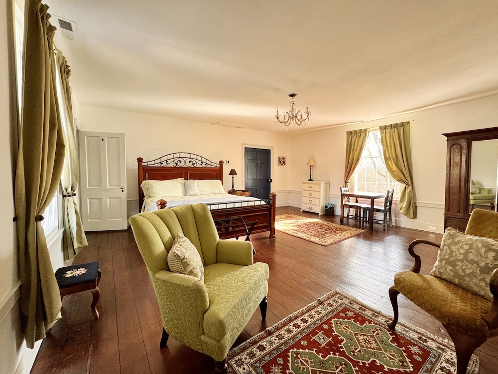 Miss Emily Suite photo 1