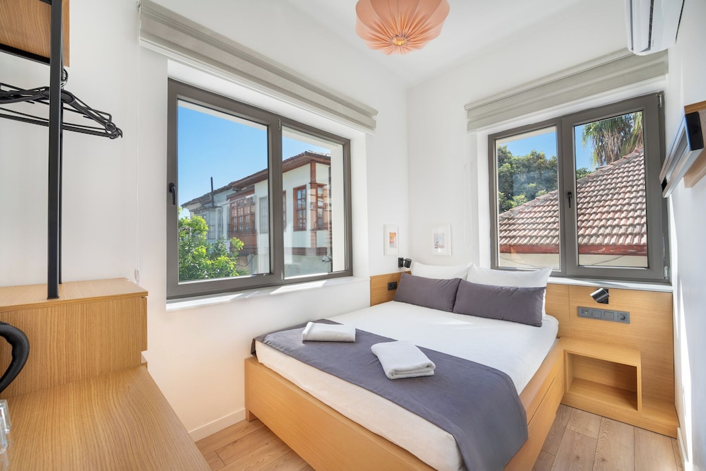 Economy Room, Garden View