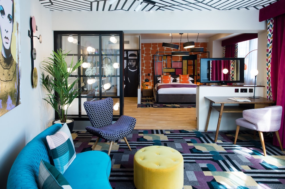 Signature Suite - Photo 10