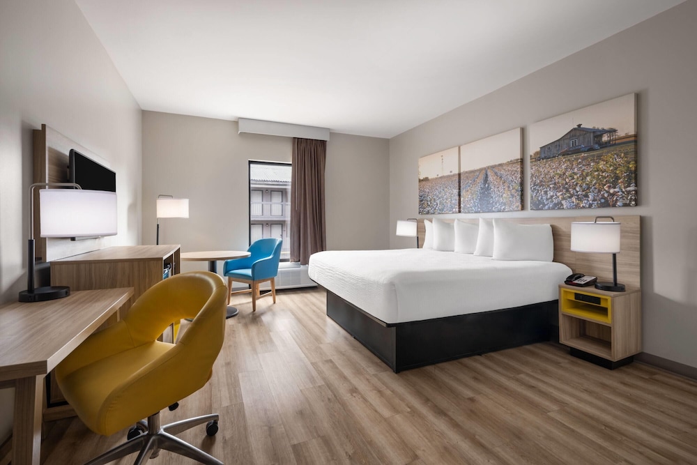 Deluxe Room, 1 King Bed, Non Smoking - Photo 1