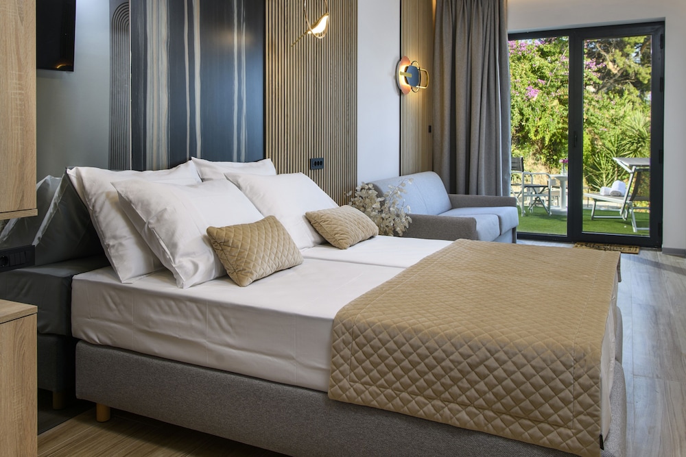 Deluxe Room with Terrace, Sea View and outdoor Jacuzzi photo 1