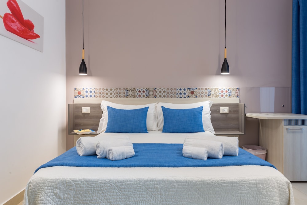 Deluxe Triple Room, 1 Bedroom, Refrigerator photo 2