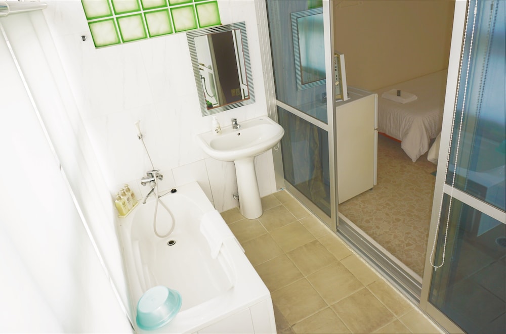Ocean view Twin with balcony photo 2
