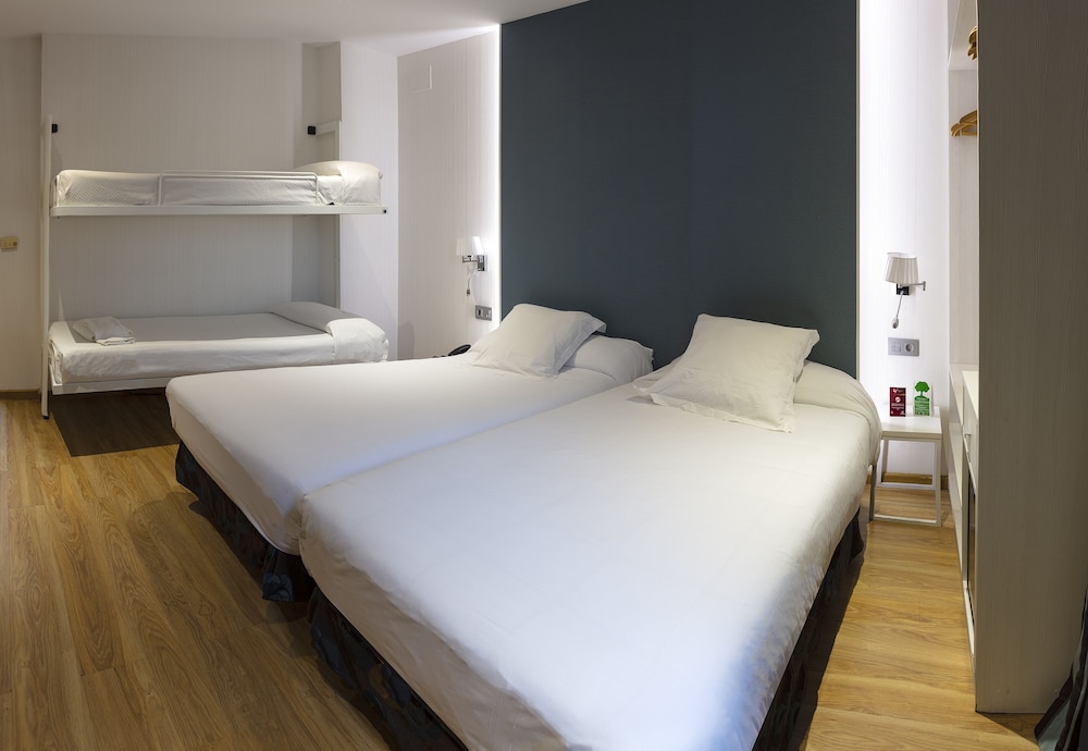 Standard Quadruple Room - Photo 4