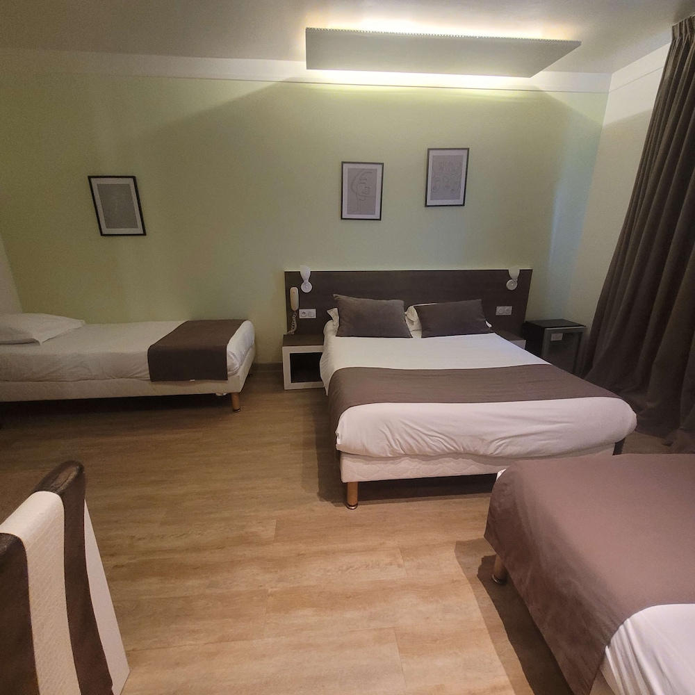 Standard Room, Multiple Beds - Photo 1