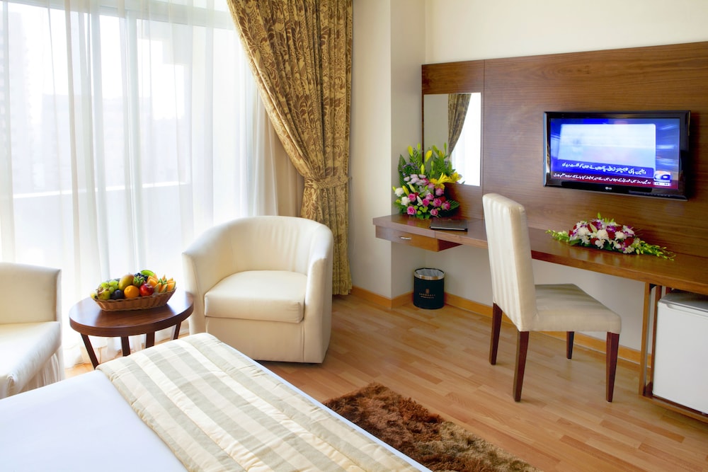 Family Suite One Bedroom with King Bed photo 3