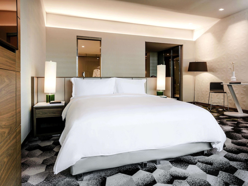 Junior Suite, 1 King Bed, Club Lounge Access, Executive Level (Angel of Independence view)