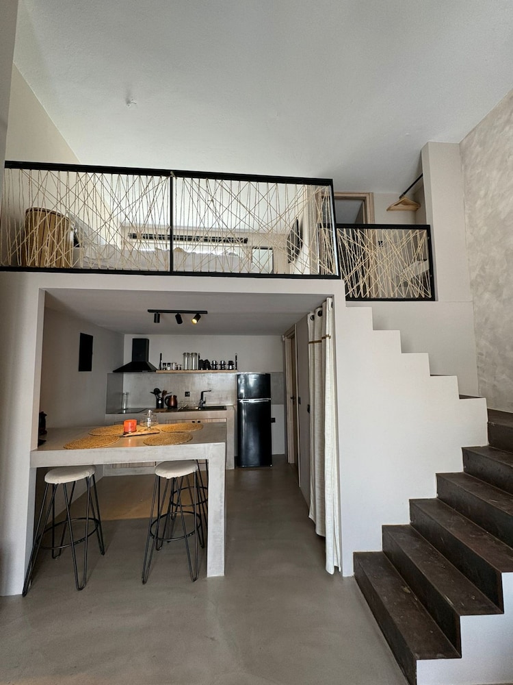 Apartment, Smoking