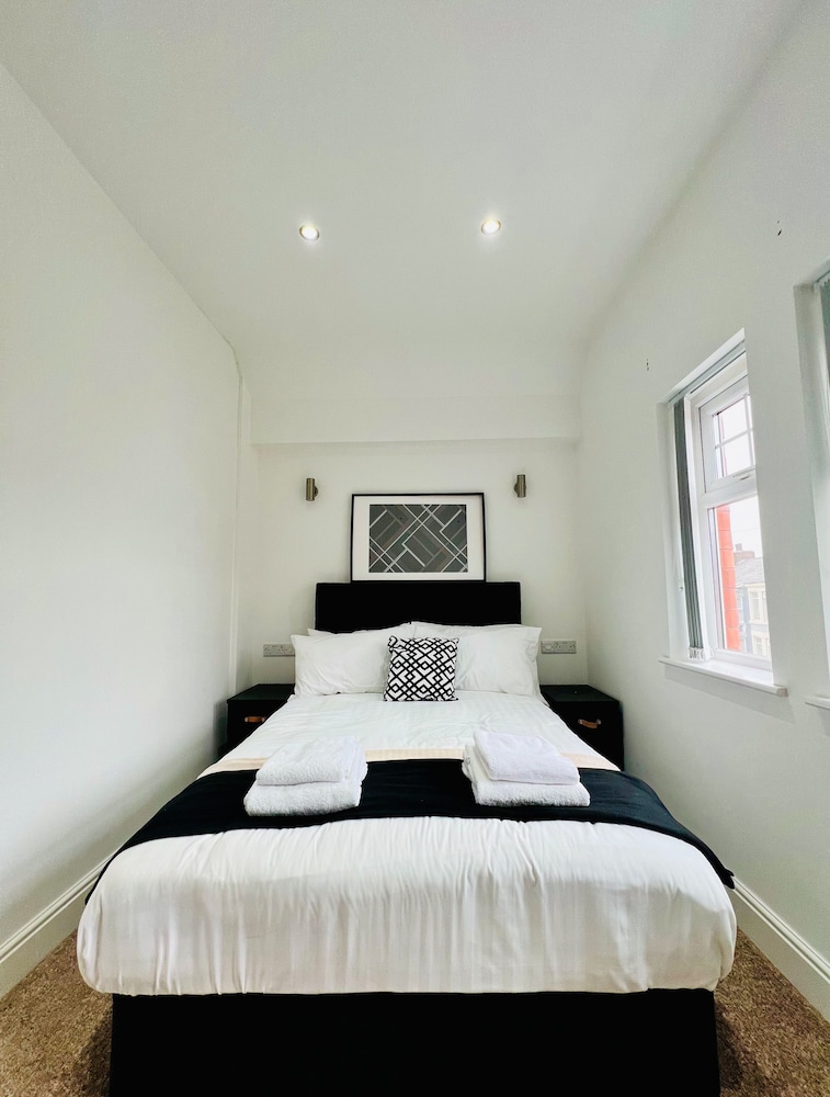Economy Double Room, 1 Double Bed, Non Smoking, Ensuite - Photo 1