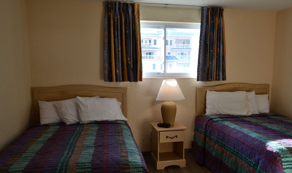 Standard Room, Multiple Beds, Pool View photo 3