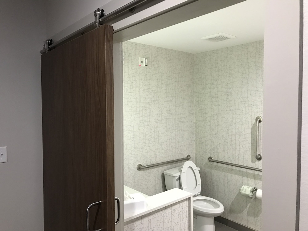 Suite, 2 Queen Beds, Accessible (Mobility Tub) photo 2