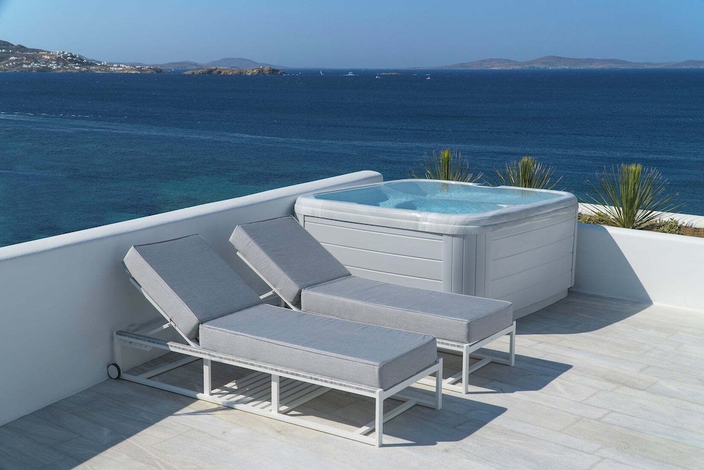 Glam Retreat Outdoor Hot Tub
