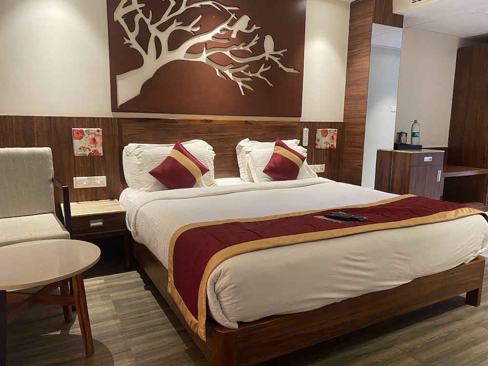 Premium Room with Balcony - Photo 8