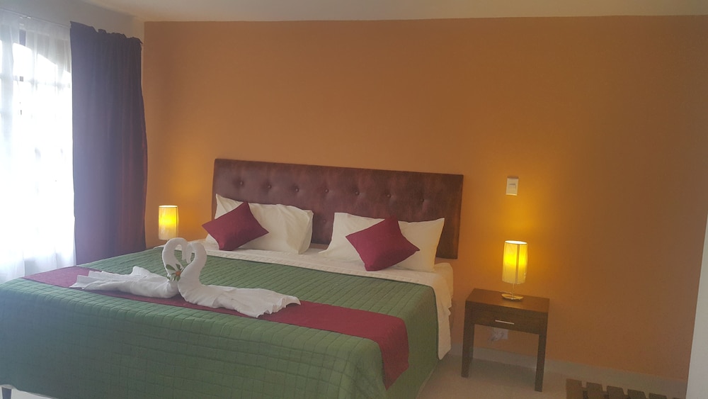 Comfort Suite, 1 King Bed, Private Bathroom, Corner