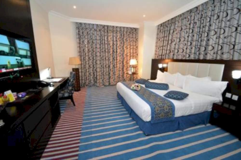 Honeymoon Suite, Jetted Tub photo 2