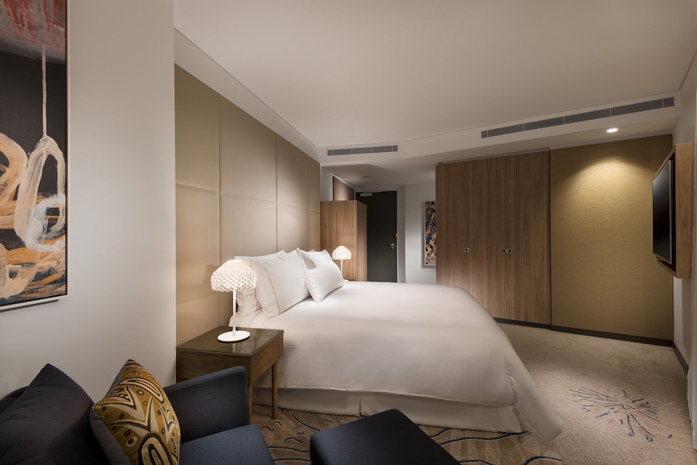 Club Room, 1 King Bed, River View